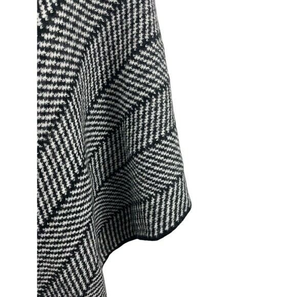 Eyefull Black Gray Striped Houndstooth Pullover Knit Tassled Cape Poncho NWT S/M - Picture 3 of 12